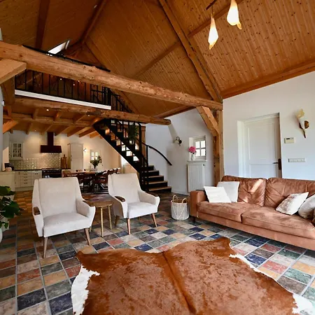 Warm, Authentiek In Landelijke Omgeving 度假居