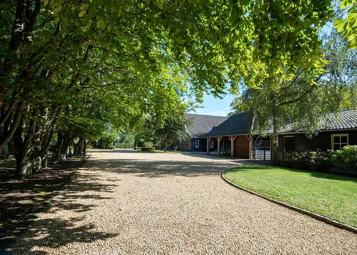 Warm, Authentiek In Landelijke Omgeving 度假居